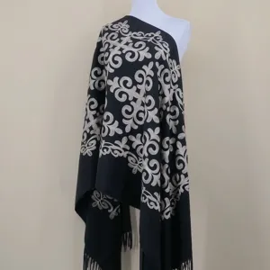 Elegante cashmere-look sjaal met zilveren borduursel, warme herfst winter etno sjaal.