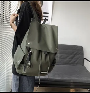 Detailansicht des lässigen olivgrünen Rucksacks, minimalistisch, großes Fassungsvermögen.
