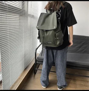 Minimalistischer einfarbiger Rucksack mit grossem Kapazitaet fuer Freizeit und Reise