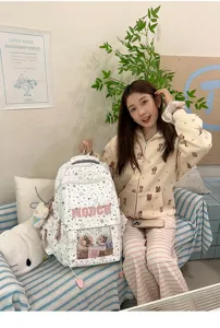 Vue détaillée du sac à dos de style japonais avec motif d'étoiles et fenêtre transparente.