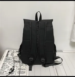 Minimalistischer einfarbiger Rucksack, leicht und mit grossem Volumen fuer Alltag und Reise.