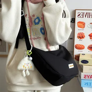 Koreanischer Ins-Stil schwarze Umhängetasche mit Plüschanhänger, lässige Tasche.