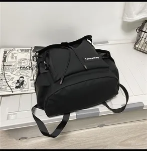 Detailansicht eines schwarzen minimalistischen Rucksacks mit Fronttasche und Kordelzugdesign.