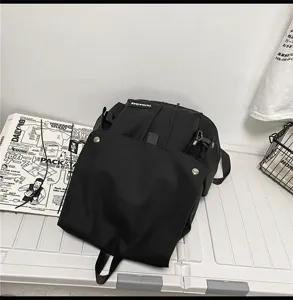 Minimalistischer einfarbiger schwarzer Rucksack, leicht und grosser Kapazität Tagesrucksack.