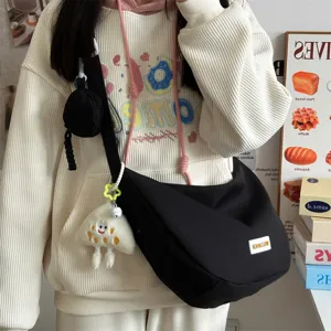 Modische koreanische Nylon Umhängetasche in modischer Beutelform mit süßem Anhänger für Damen.