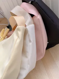 Nahaufnahme von süßen, farbigen Umhängetaschen im Dumpling-Stil, leichtes und schickes Design.