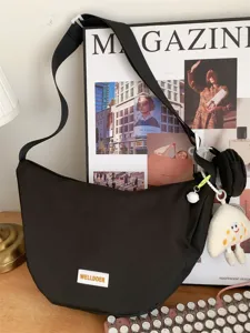 Elegante schwarze Nylon-Umhängetasche in Halbmondform mit niedlichem Anhänger für Damen.