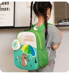 Detailansicht des niedlichen Dinosaurier Kinderrucksacks mit grünem Design und verspielten Prints.