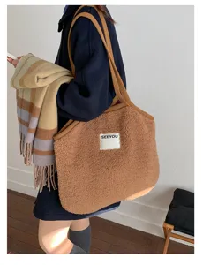 Vue détaillée du sac cabas duveteux marron, sac à main souple d'hiver, accessoire minimaliste.