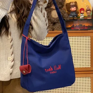 Japanischer Canvas-Shopper mit roter Stickerei, lässige Alltagstasche für Damen in Uni-Design.
