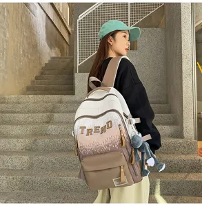 Détail du sac à dos dégradé avec un design élégant et un grand espace de rangement.