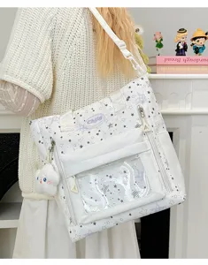 Detailansicht der süßen Segeltuchtasche mit Sternenmuster und transparenter Vordertasche.