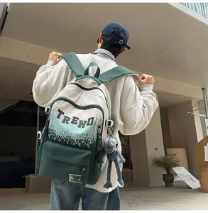 Vue détaillée du sac à dos dégradé tendance avec des motifs imprimés dans un décor urbain.