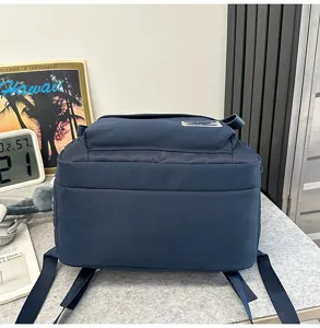 Vue détaillée du sac à dos de voyage minimaliste bleu foncé de grande capacité avec bretelles.