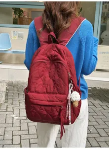 Sac à dos rouge matelassé style coréen avec joli pendentif glace pour le quotidien.