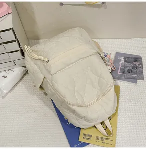 Sac à dos matelassé blanc décontracté avec design doux, poche avant et style mignon.