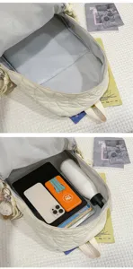 Vue détaillée d'un sac à dos matelassé élégant montrant la capacité et l'organisation.