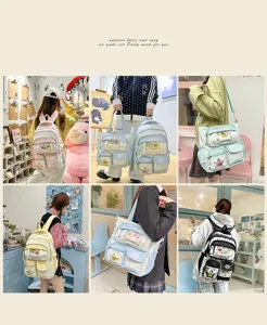 Vue détaillée du joli sac à dos transparent multi-poches style pain avec de jolis détails.