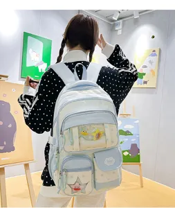 Vue détaillée d'un joli sac à dos à pois de style japonais avec fenêtre transparente.