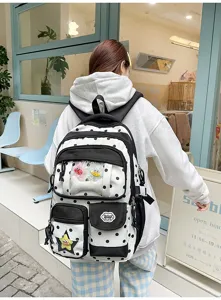 Vue détaillée du joli sac à dos d'étudiant à pois noirs et blancs avec poche transparente.