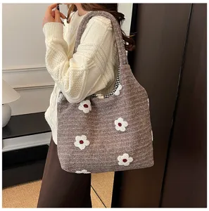 Sac cabas en peluche florale style coreen, sac a epaule duveteux avec une grande capacite.