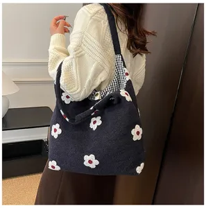 Sac cabas en peluche a motif de fleurs style coreen, grand format et design tendance.