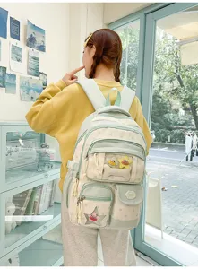 Vue détaillée d'un joli sac à dos transparent style ita avec de charmants pendentifs en peluche.