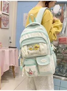 Vue détaillée du sac à dos à pois style dopamine doux avec fenêtre transparente et jolies broches.