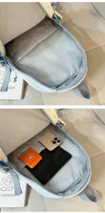Vue détaillée montrant le compartiment intérieur spacieux et les poches du sac à dos d'étudiant.