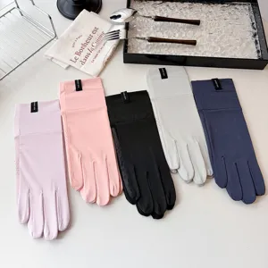 Eisseide Netz Sonnenschutz Handschuhe Detailansicht, mit verschiedenen Farben auf Tisch.