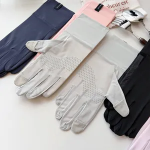 Nahaufnahme von Eisseide Sonnenschutzhandschuhen für Damen mit Mesh und Touchscreen Funktion.