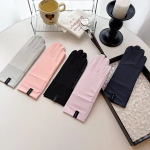 Eis-Seide Sonnenschutz-Handschuhe Detail mit atmungsaktivem Mesh und rutschfester Handfläche.
