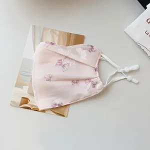 Detailansicht der rosa Netz-Staubmaske mit feinem Schleifendruck und verstellbaren Riemen.