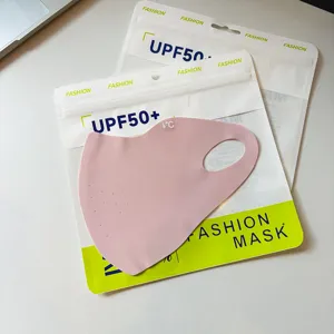 Detailansicht der rosa 3D Eisseide Gesichtsmaske mit Atemlöchern und UV-Schutzfunktion.