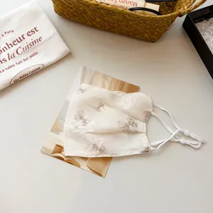 Zweilagige Mesh atmungsaktive Staubmaske für Damen, Sommer dünn süß Schleife Druck verstellbar.