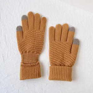 Winter warme Strickhandschuhe für Damen und Herren, touchscreen-kompatible Finger in Gelbbraun.