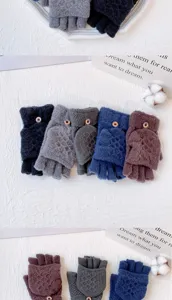 Nahaufnahme von knitconvertiblen Halbfingerhandschuhen in verschiedenen Winterfarben.