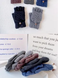 Herren Strick Halbfinger wendbare warme Handschuhe Detailansicht mit Farben und Textur.