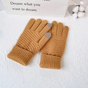 Nahaufnahme Detail der gelben Winter Strick Touchscreen Handschuhe mit gerippten warmen Bündchen.