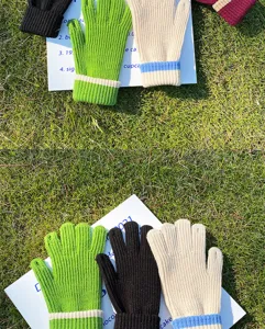 Primer plano de guantes de punto coloridos con diseño de cinco dedos y puños de canalé.