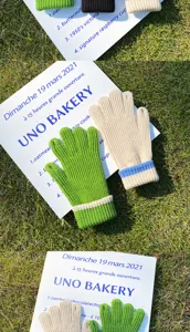 Primer plano detallado de guantes de invierno de punto cálido con puños acanalados y táctiles.