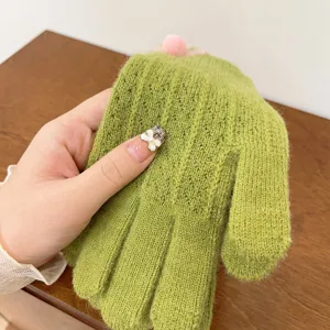 Guanti caldi in maglia verde da donna, dettaglio con soffice pile e grazioso pompon rosa.