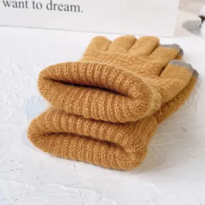 Nahaufnahme von warmen Strickhandschuhen mit Touchscreen-Funktion in senfgelb mit Umschlag.
