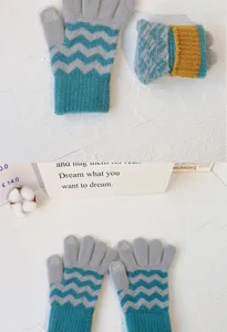 Japanese style knitted warm gloves with wave colorblock touch screen design for winter.
