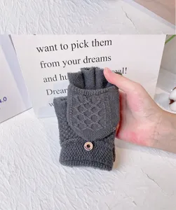 Detailansicht der warmen Herren Winter Halbfinger Strickhandschuhe in klassischem Grau.