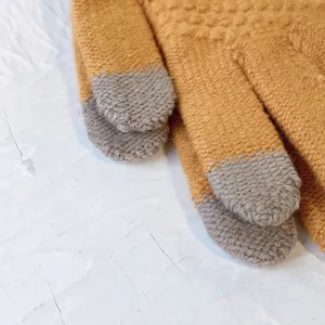 Nahaufnahme Strick Touchscreen Handschuh Detail mit weicher senfgelber Wolle und grauen Fingerspitzen.