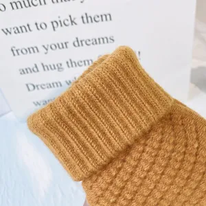 Nahaufnahme gelber Strick-Winterhandschuhe, weiche Wolle, dickes Rippstrick-Umschlagbündchen.