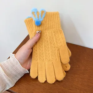 Guanti invernali caldi in maglia da donna con palla di peluche blu e motivo traforato.