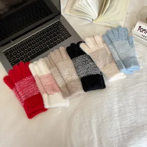 Detailansicht kuscheliger Kunstnerz-Strickhandschuhe, warmes Wintermode-Accessoire.