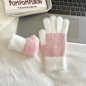 Flauschige rosa-weiße Wellenmuster Kunstnerz-Samt-Handschuhe Detailansicht, kuschelig warm.
